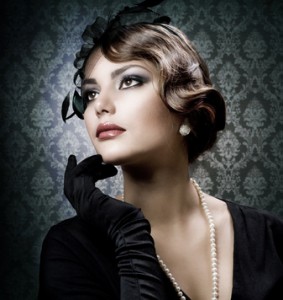Frau mit schwarzen Handschuhe, Retrofrisur