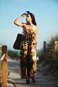 Frau mit Neckholderkleid am Strand