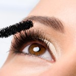 Mascara auftragen Woman applying mascara on eyelashes