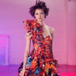 One Shoulder Kleid bunt Asiatin im bunten, opulenten One Shoulder Kleid