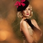 Vintage Look Frau mit Schleierhut und Handschuhe