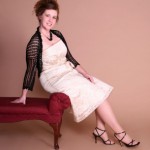 schwarzes Jäckchen, weißes Etuikleid