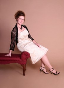 schwarzes Jäckchen, weißes Etuikleid